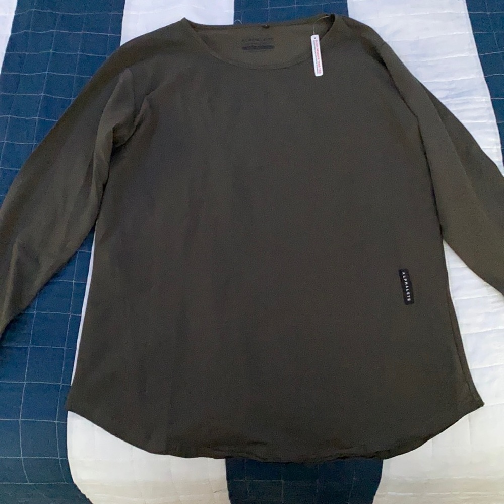 Alphalete men’s scoop neck long sleeve shirt
